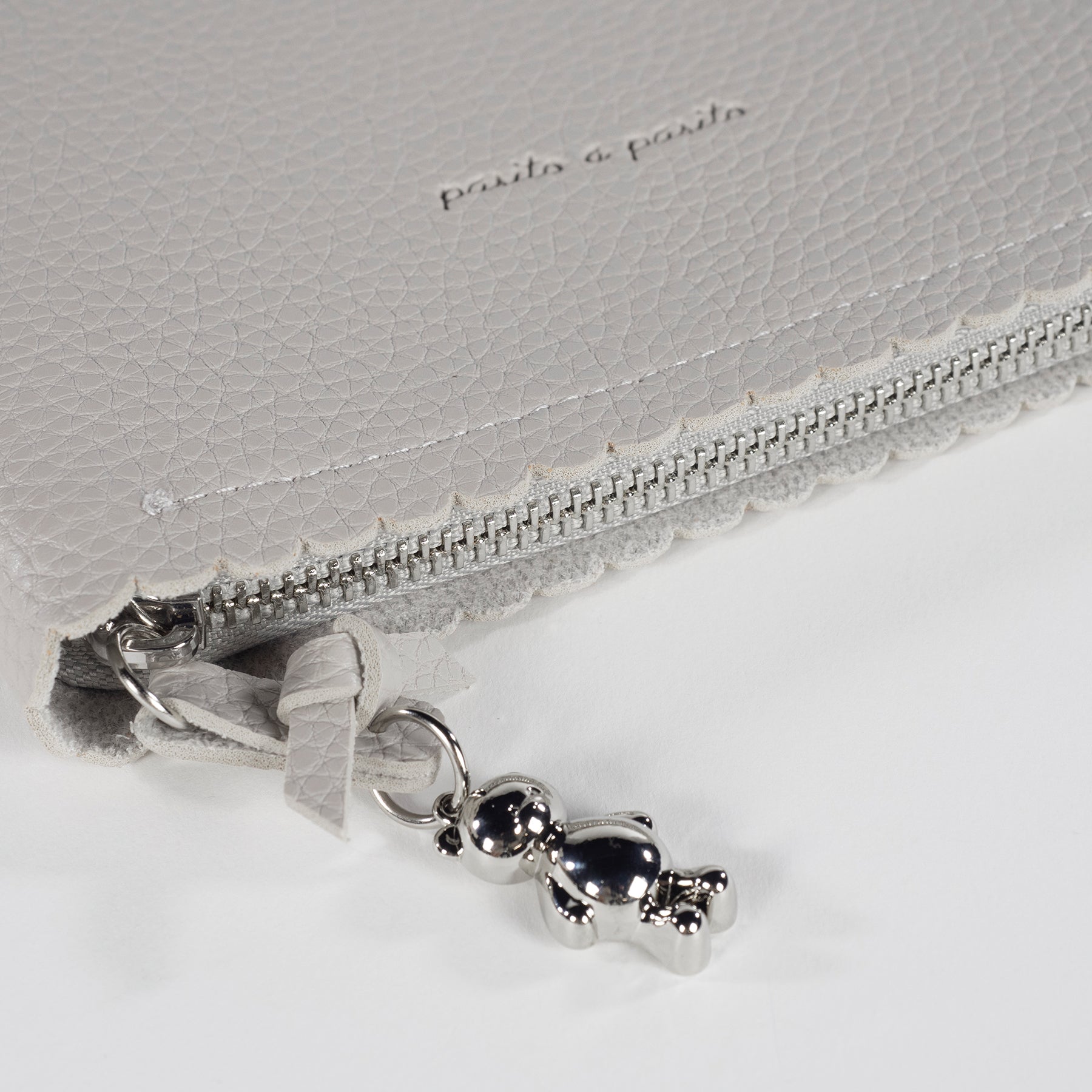 Icon Smoke Document Holder