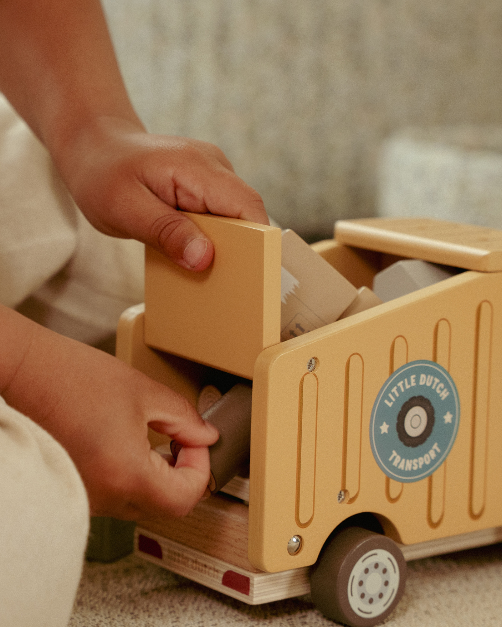 Camion poubelle en bois