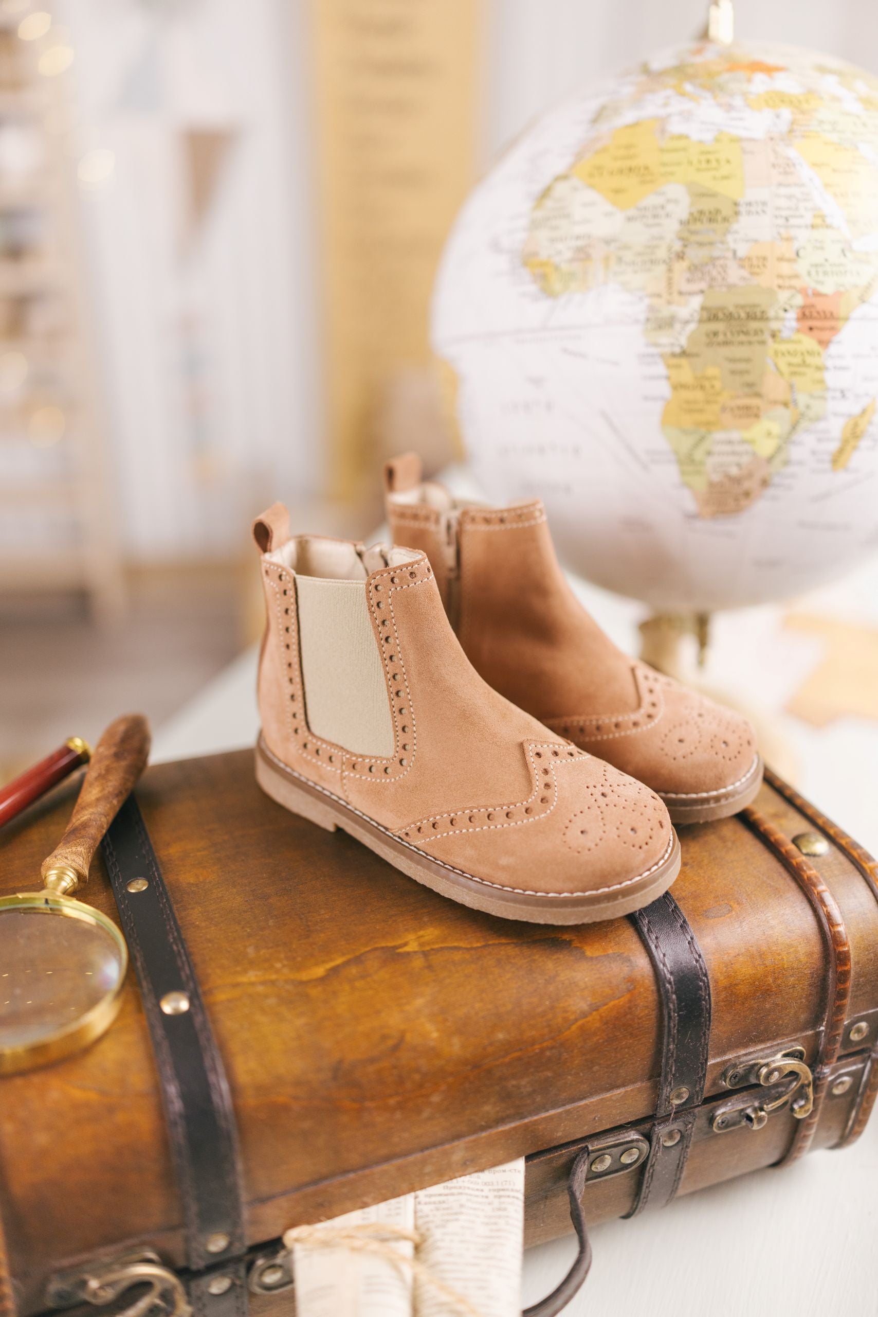 Bota Carneira de Elástico com Fecho e Florão