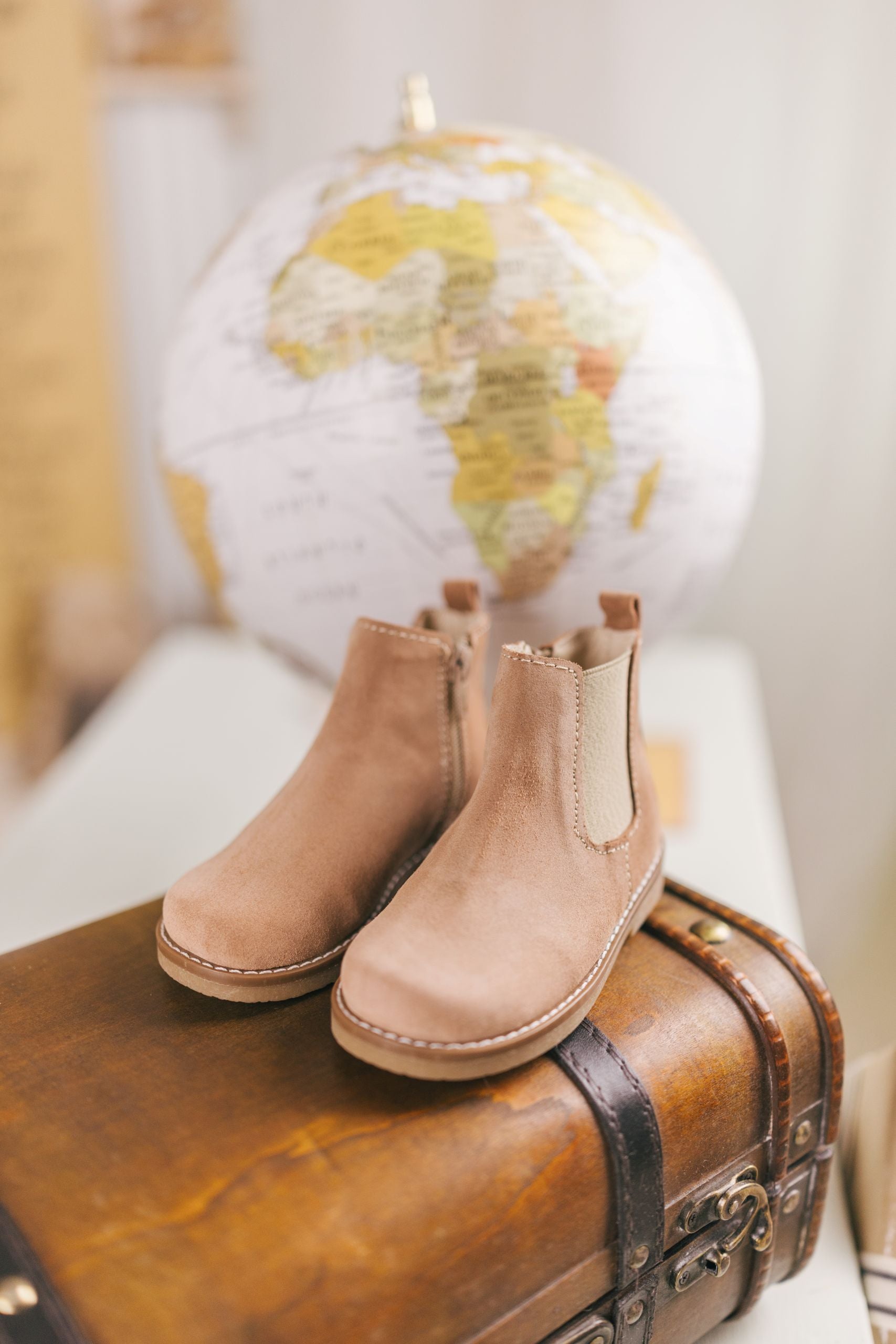 Bota Carneira Lisa de Elástico com Fecho