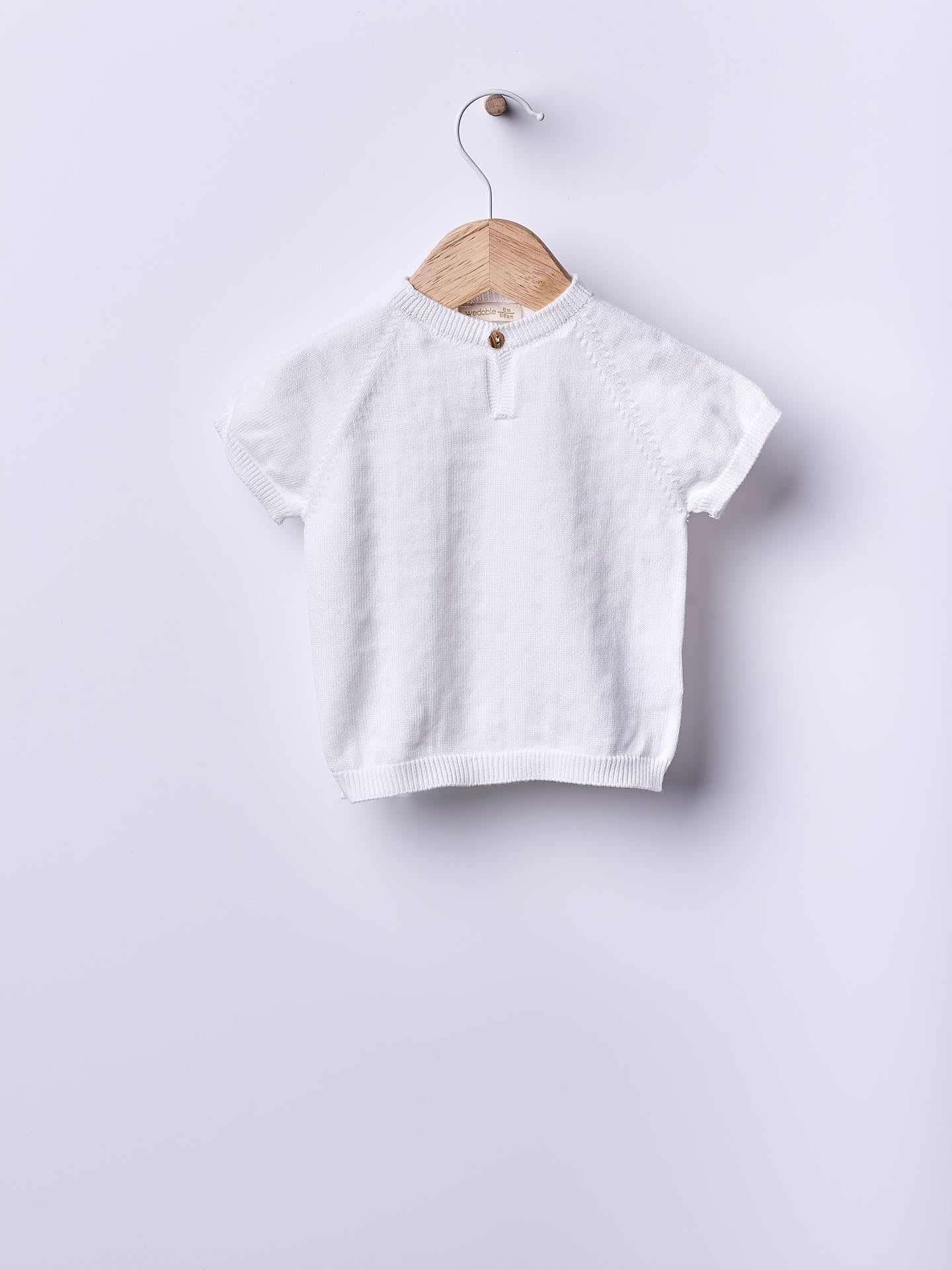 Pull tricoté avec patte de boutonnage