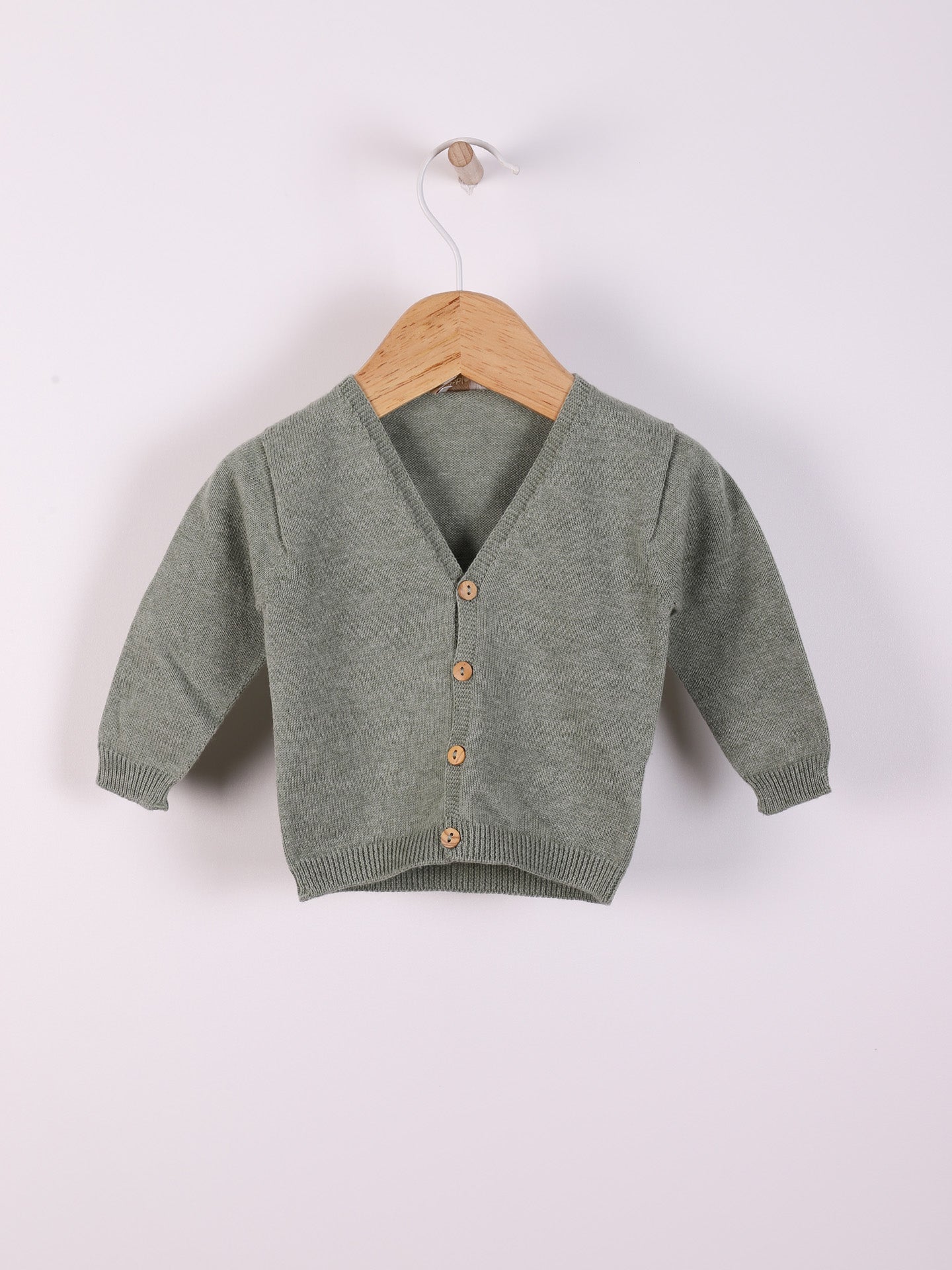 V-neck knitted coat.