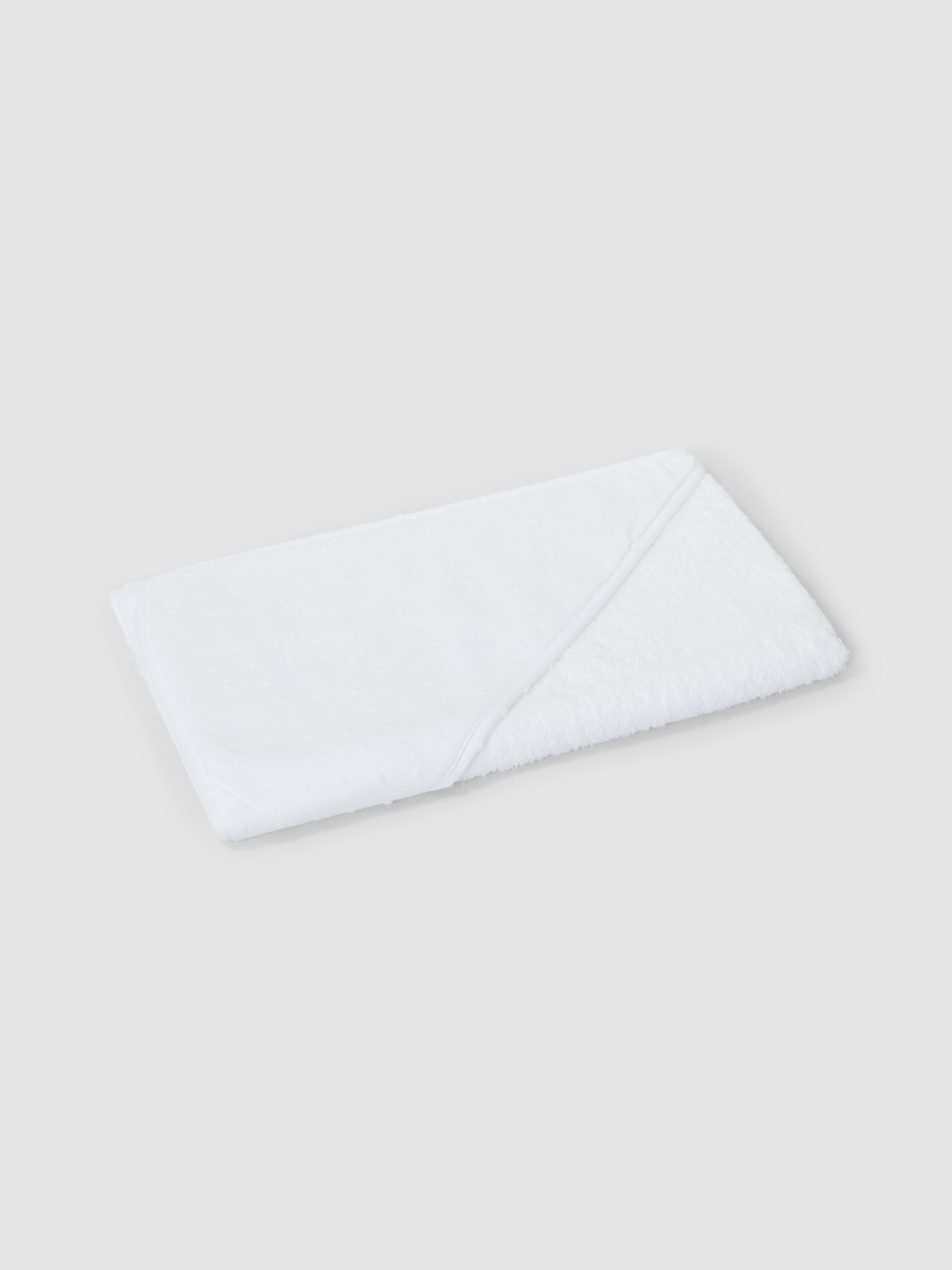 Serviette de bain à pois en relief