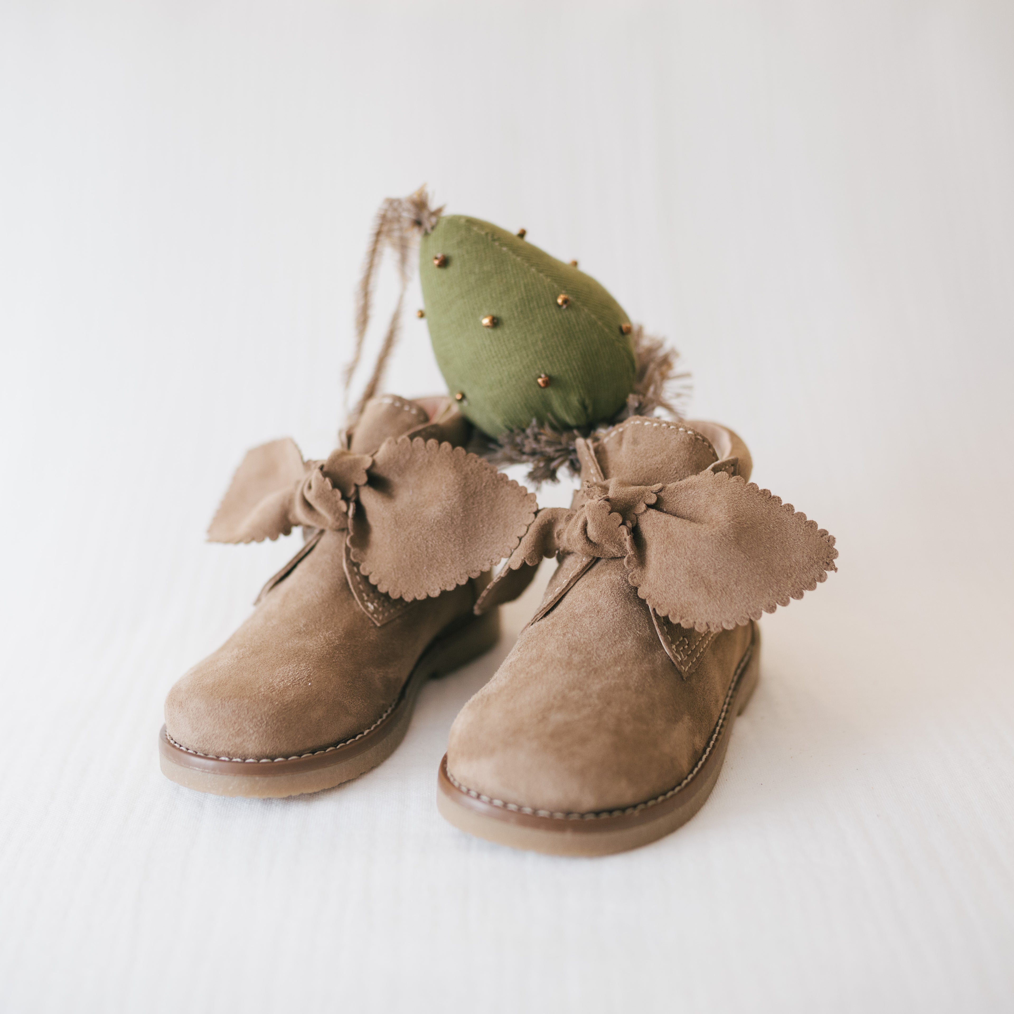 Bota de Camurça de Velcro com Laço
