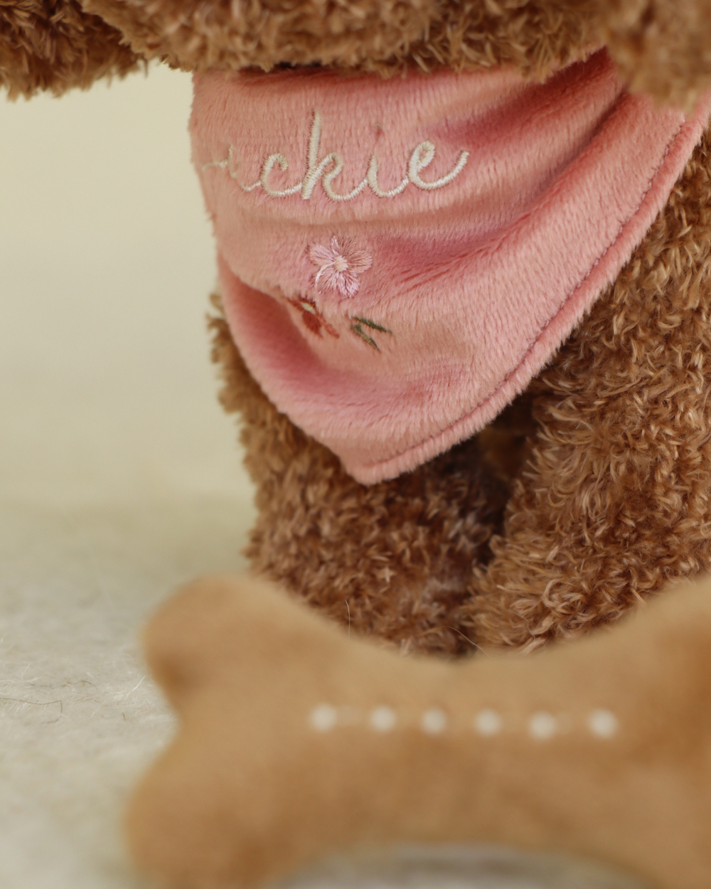 Cão de Peluche Jackie com Bolsa