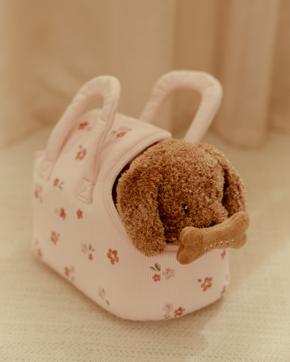 Cão de Peluche Jackie com Bolsa