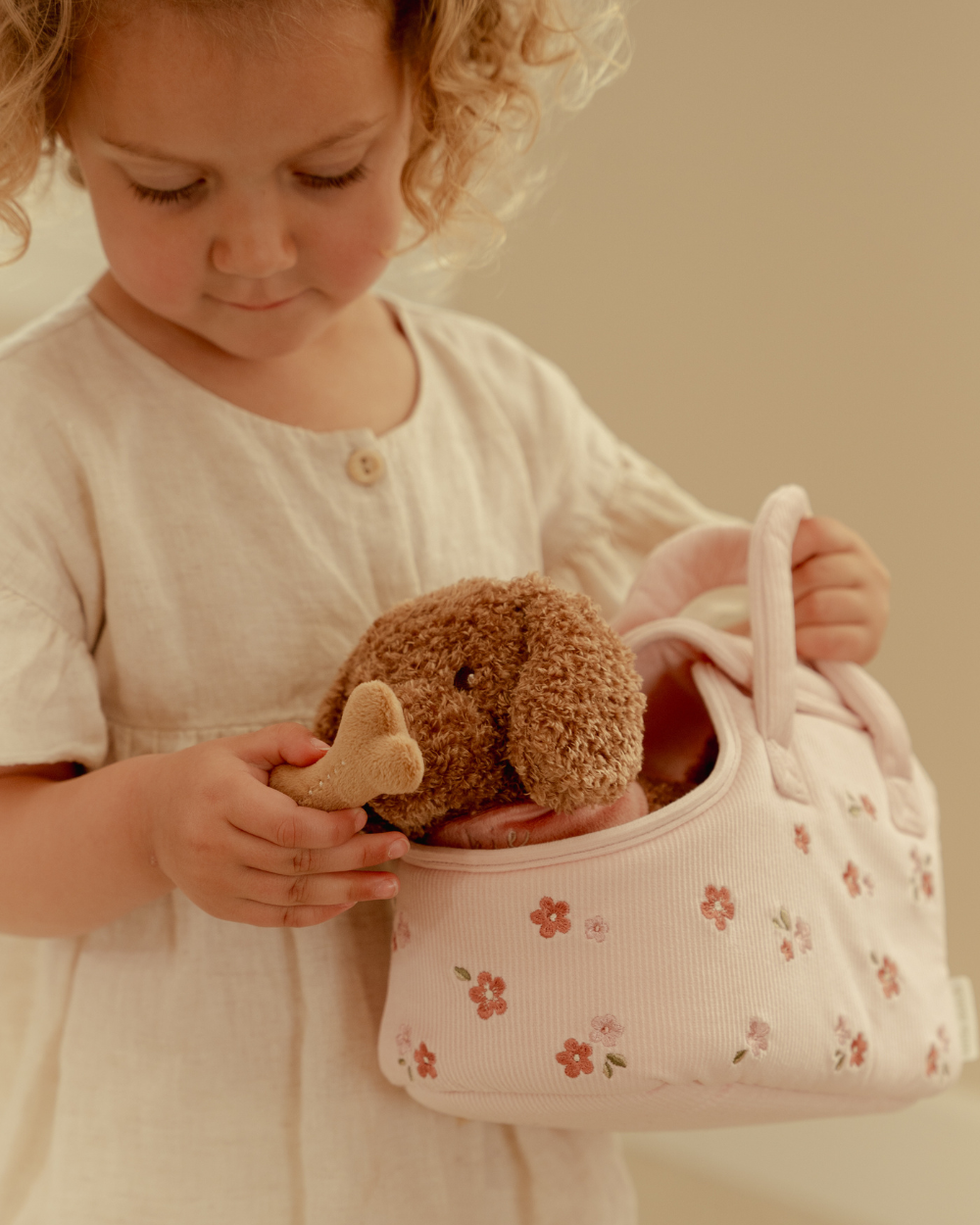 Cão de Peluche Jackie com Bolsa