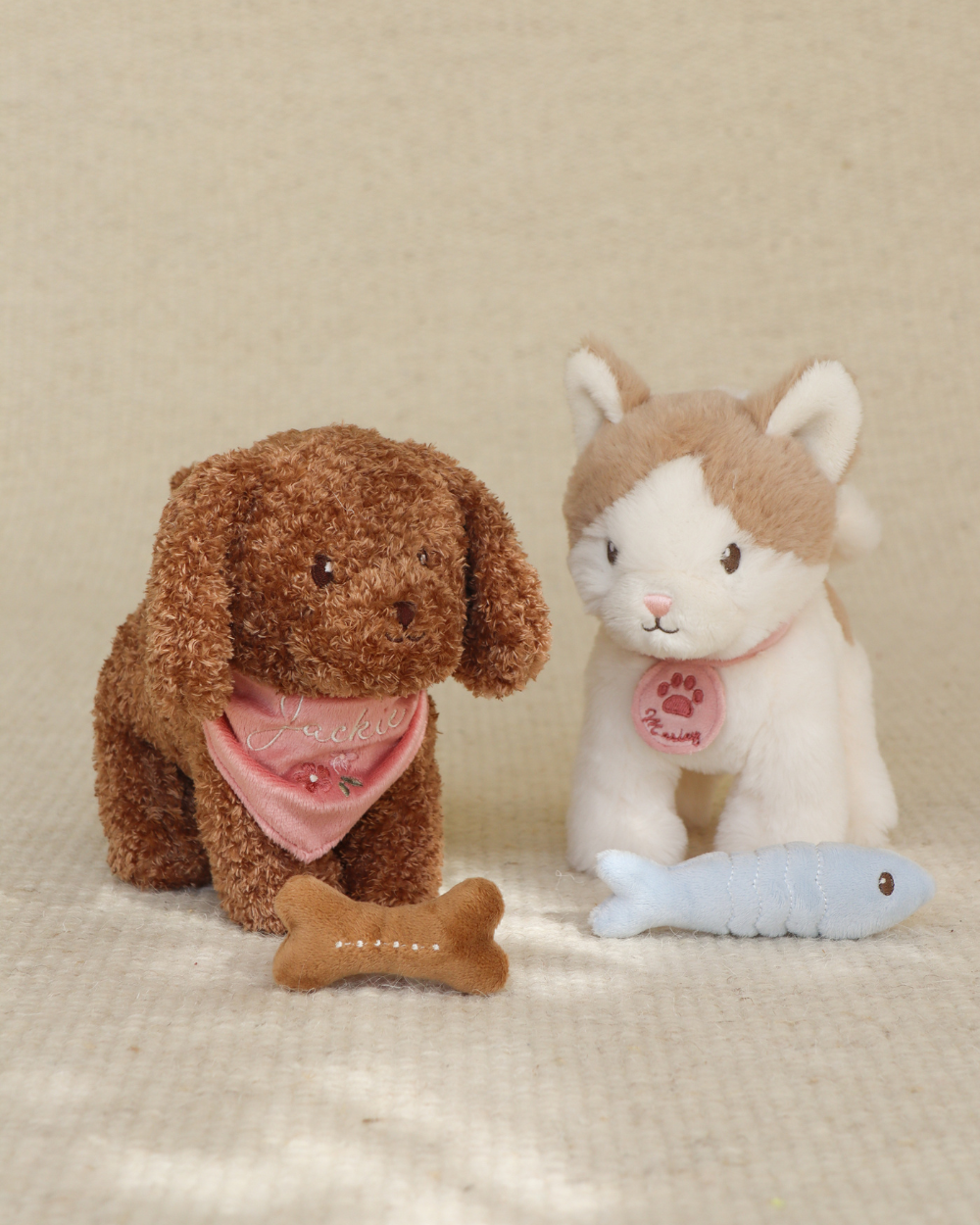 Cão de Peluche Jackie com Bolsa