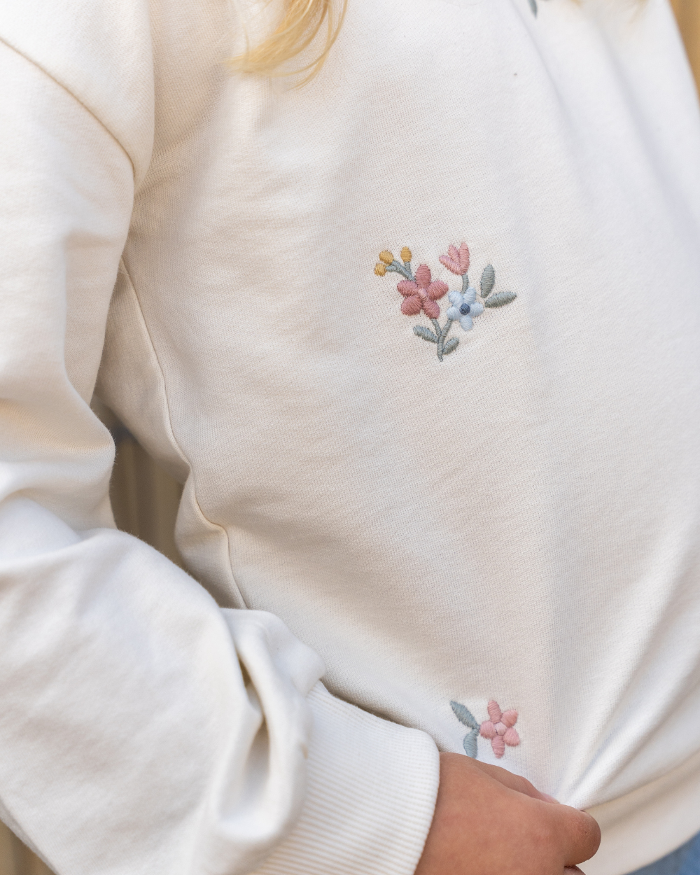 Sweatshirt Flores Bordadas