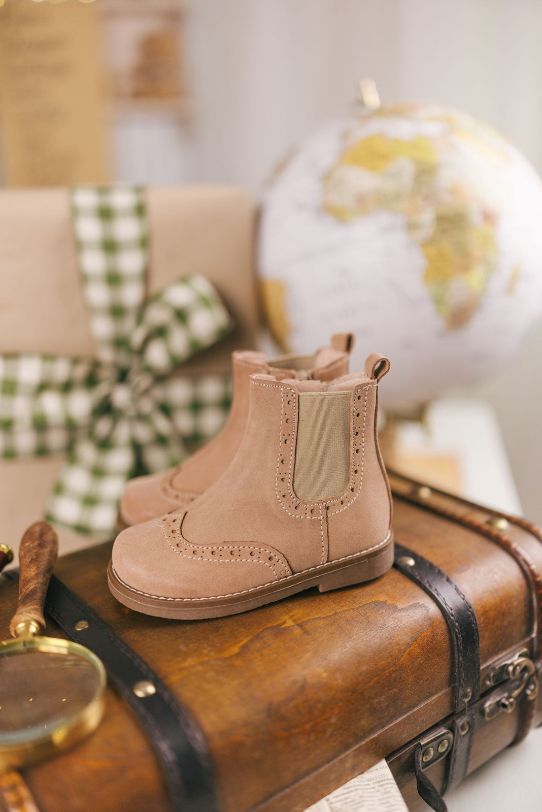 Bota Carneira de Elástico com Fecho