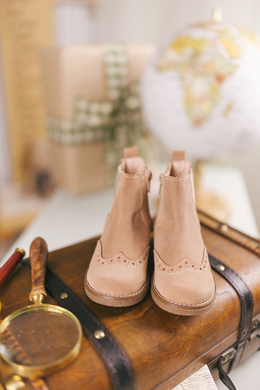 Bota Carneira de Elástico com Fecho