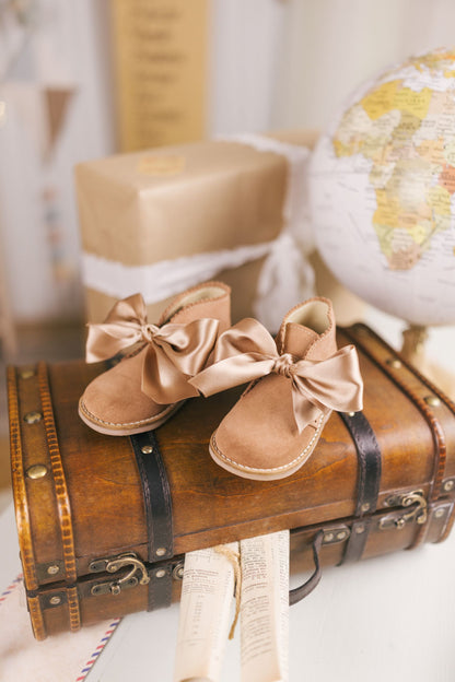 Bota Carneira com Laço de Cetim