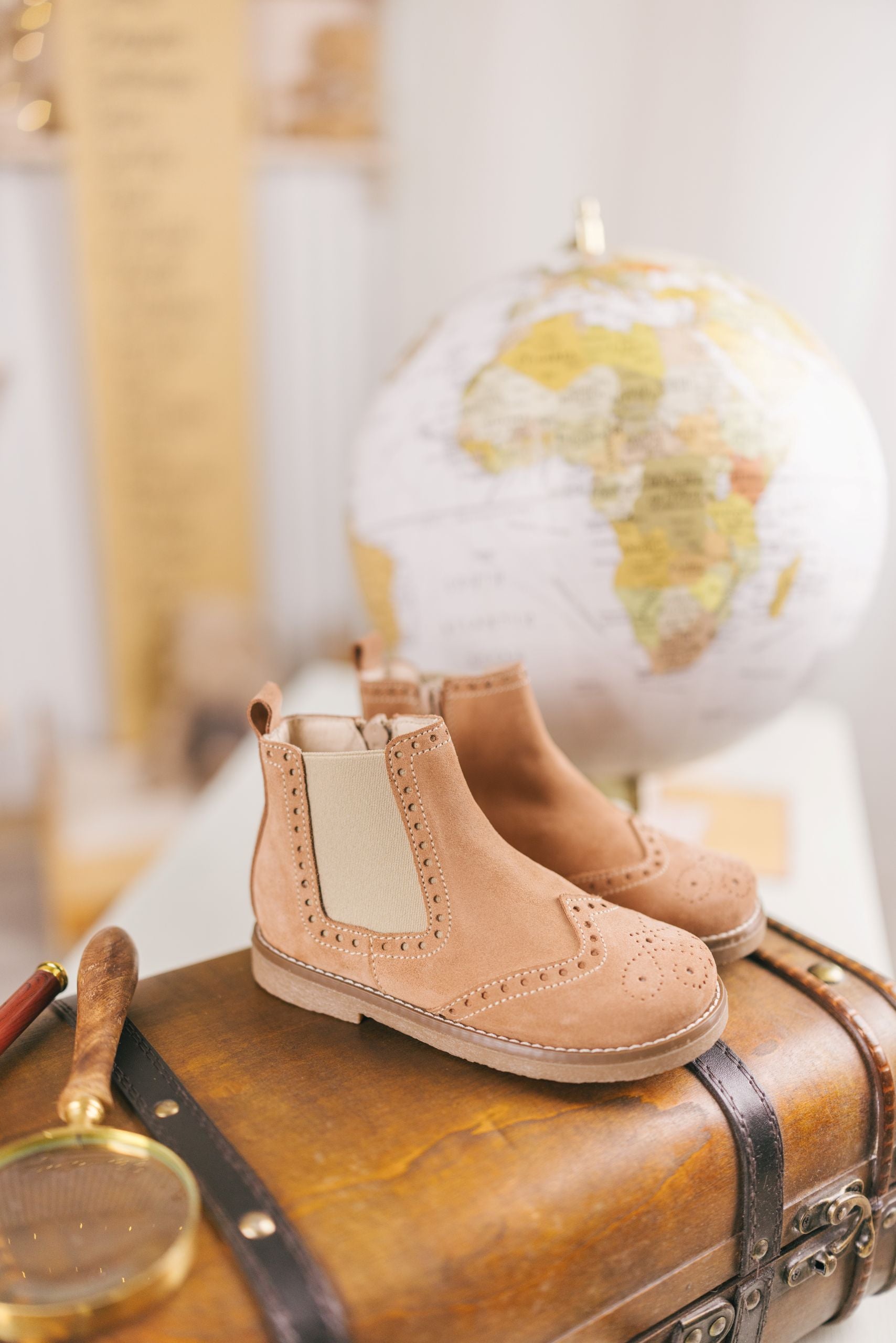 Bota Carneira de Elástico com Fecho e Florão