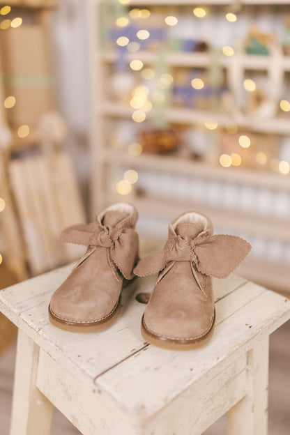 Bota de Camurça de Velcro com Laço