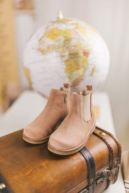 Bota Carneira Lisa de Elástico com Fecho