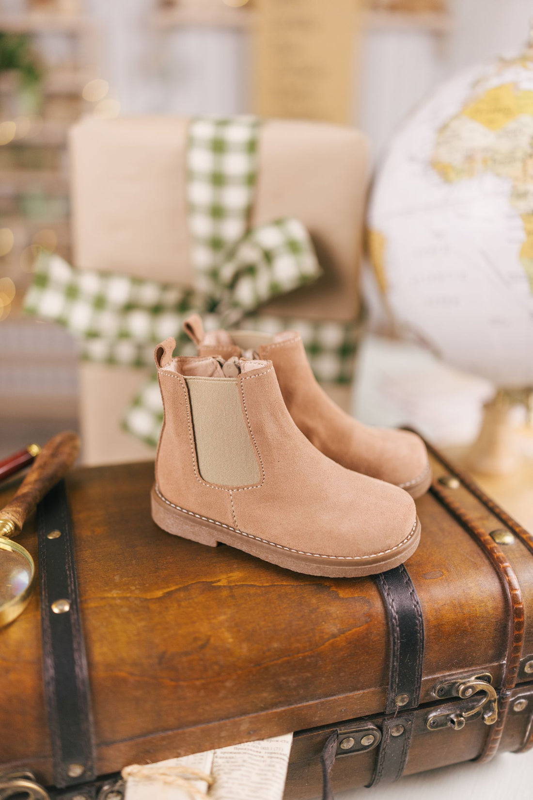 Bota Carneira Lisa de Elástico com Fecho