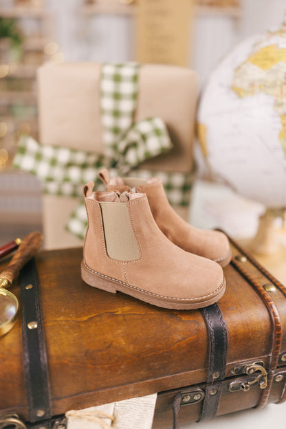 Bota Carneira Lisa de Elástico com Fecho