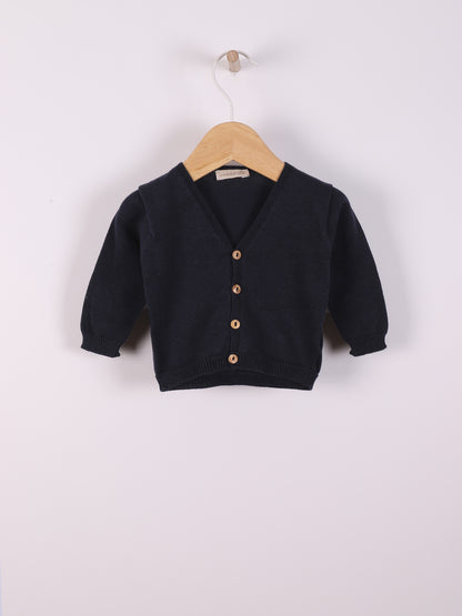 V-neck knitted coat.